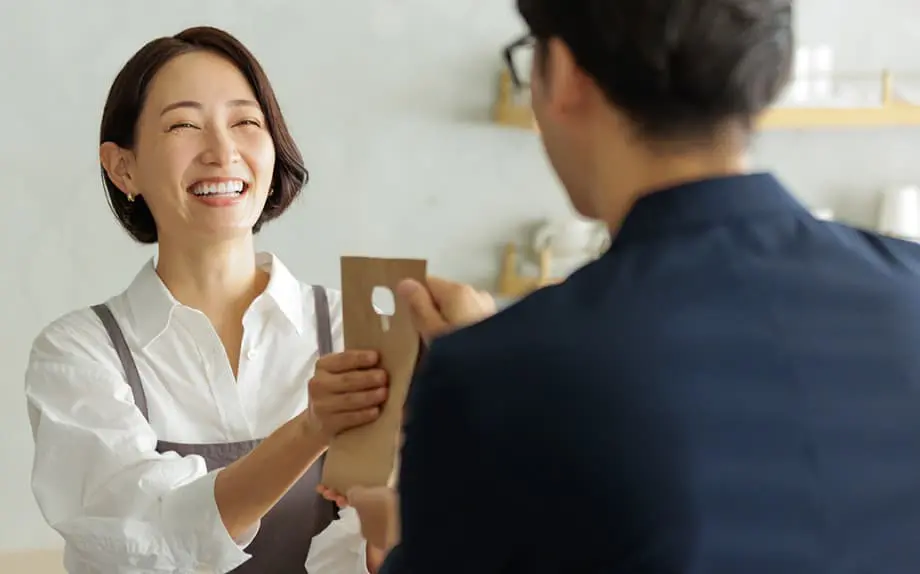 お店で働く女性