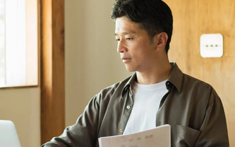 テレワークする男性