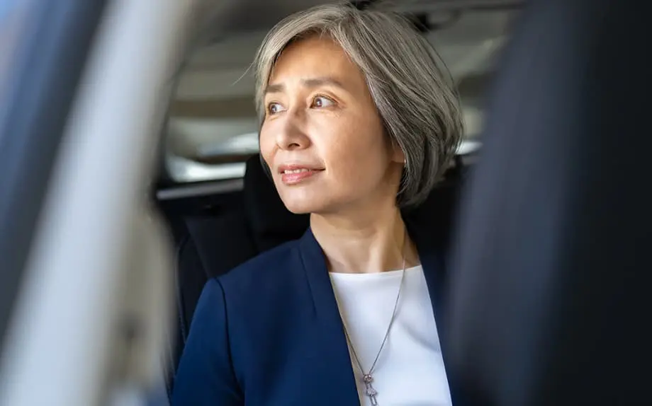 車に乗っている働く年配の女性